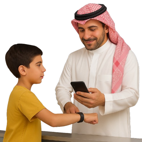 صورة لبائع المقصف يحاسب طفل عن طريق سوارة الذكي بإستخدامالتطبيق